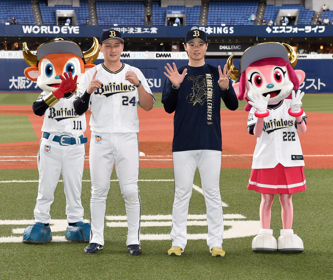 オリックス対日本ハム　10号本塁打と8勝ポーズを決める紅林（左）と山崎福（撮影・前岡正明）