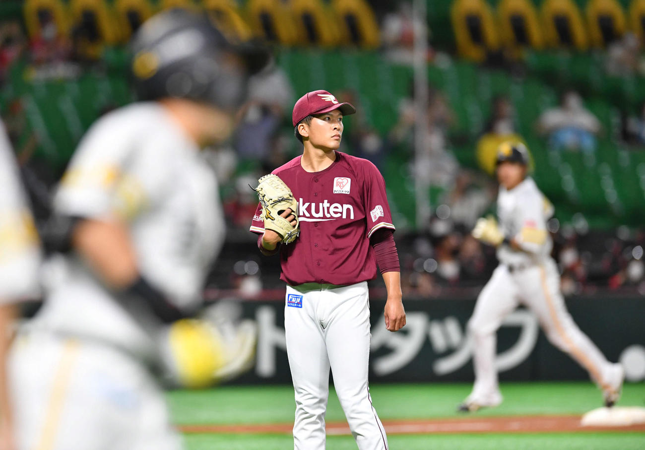 ソフトバンク対楽天　1回裏ソフトバンク2死満塁、中村晃（左）に逆転の右越え満塁本塁打を打たれた早川（撮影・岩下翔太）