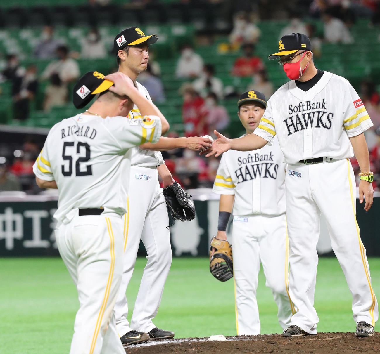 ソフトバンク対楽天　7回途中で降板する岩崎翔（撮影・梅根麻紀）