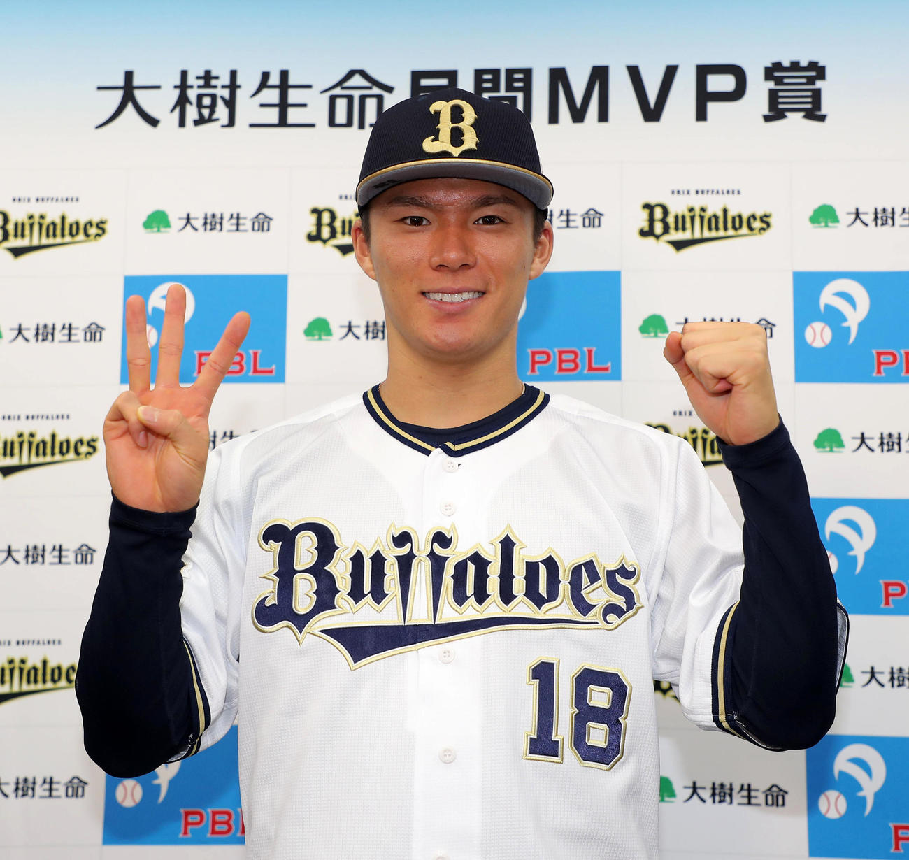 今年3度目の月間MVPを受賞、笑顔を見せる山本（現場代表）