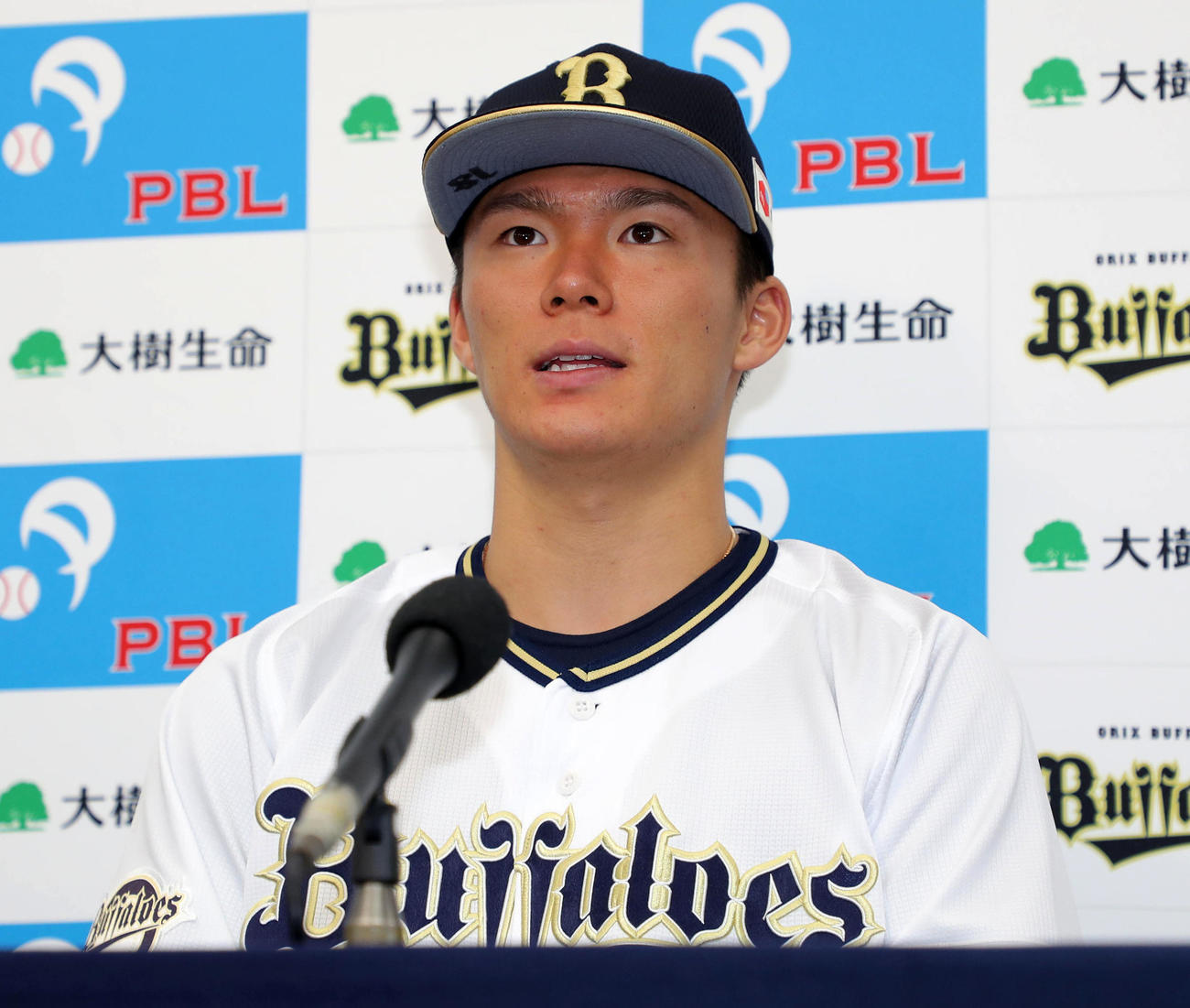 今年3度目の月間MVPを受賞、会見する山本由伸（現場代表）