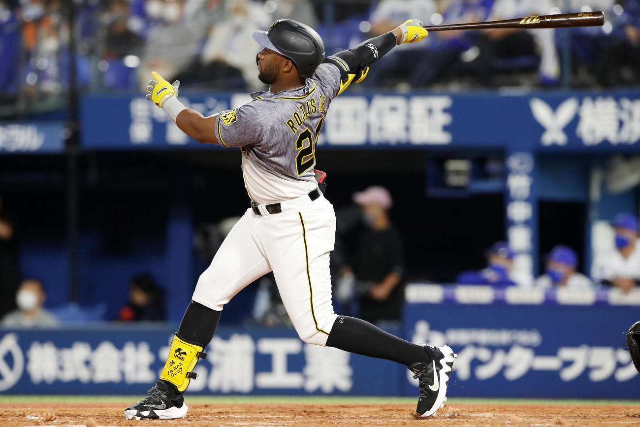 DeNA対阪神　4回表阪神1死一塁、ロハスは中越え2点本塁打を放つ（撮影・加藤哉）