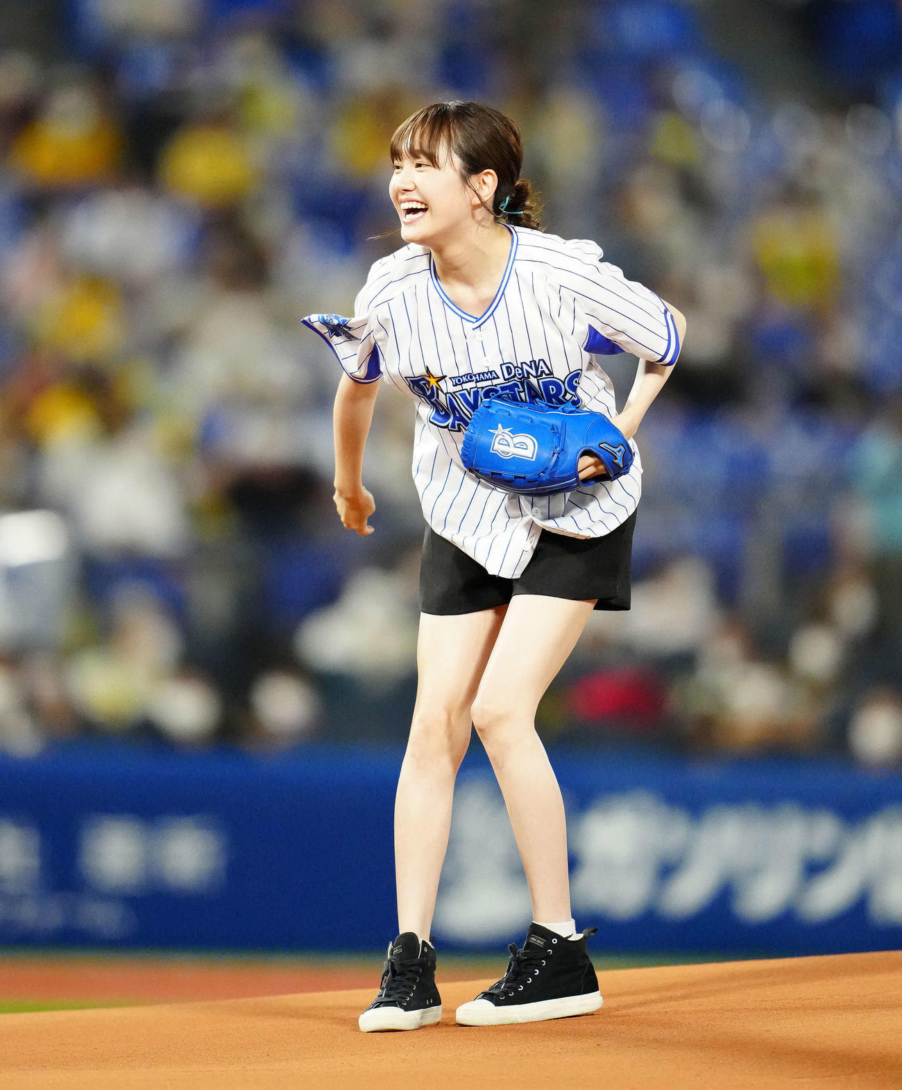 DeNA対阪神　始球式を行う尾碕真花（撮影・江口和貴）