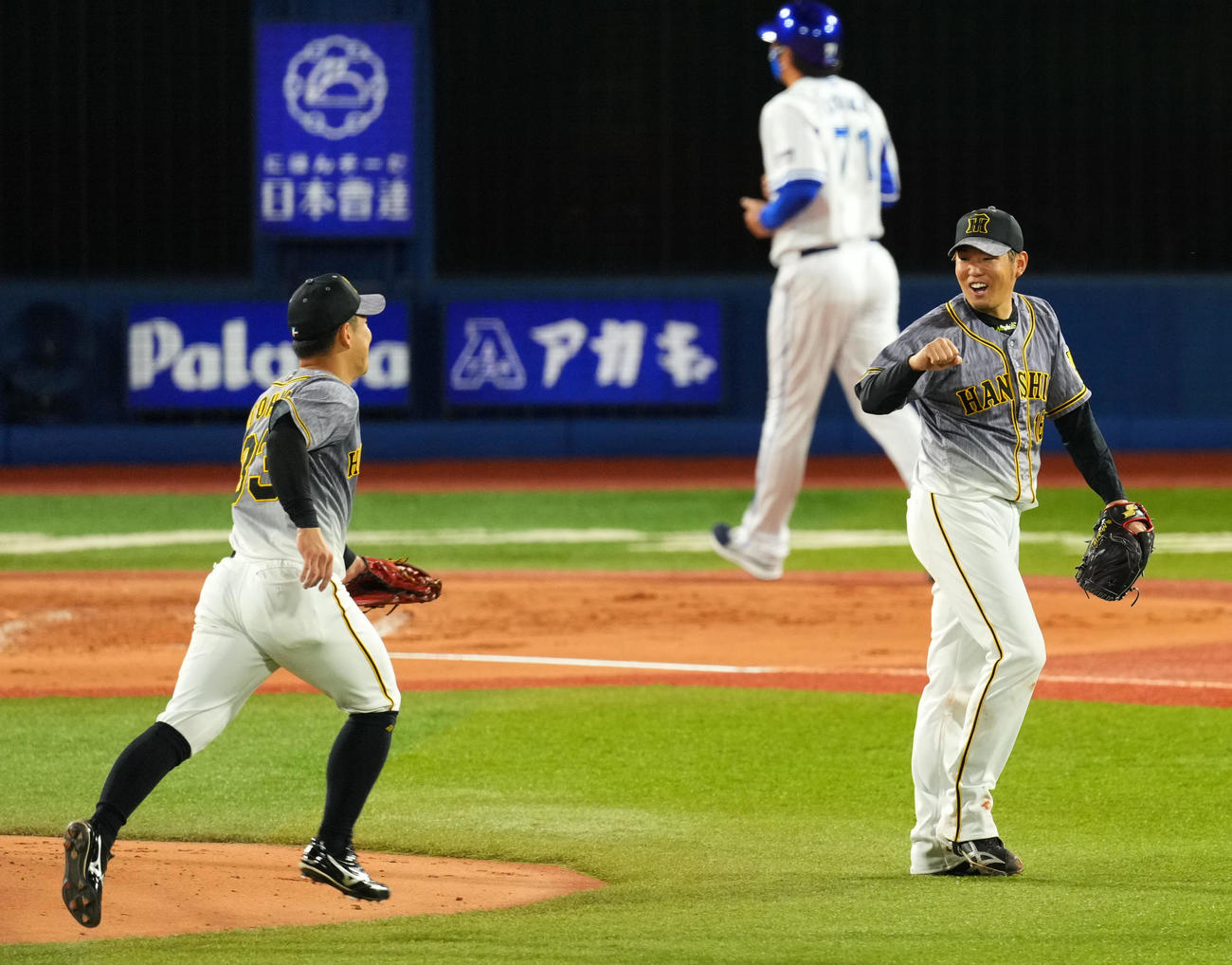 DeNA対阪神　3回裏を無失点に抑え阪神糸原（左）とタッチを交わす西勇（撮影・横山健太）
