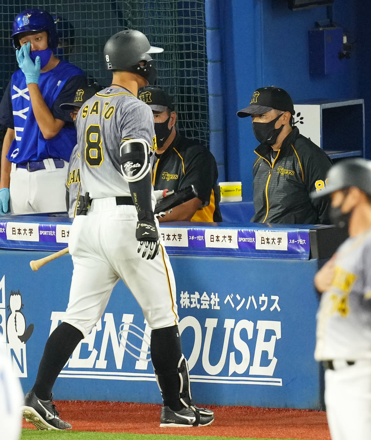 DeNA対阪神　6回表阪神無死一、二塁、三振に倒れる佐藤輝（手前）。右は矢野監督（撮影・横山健太）