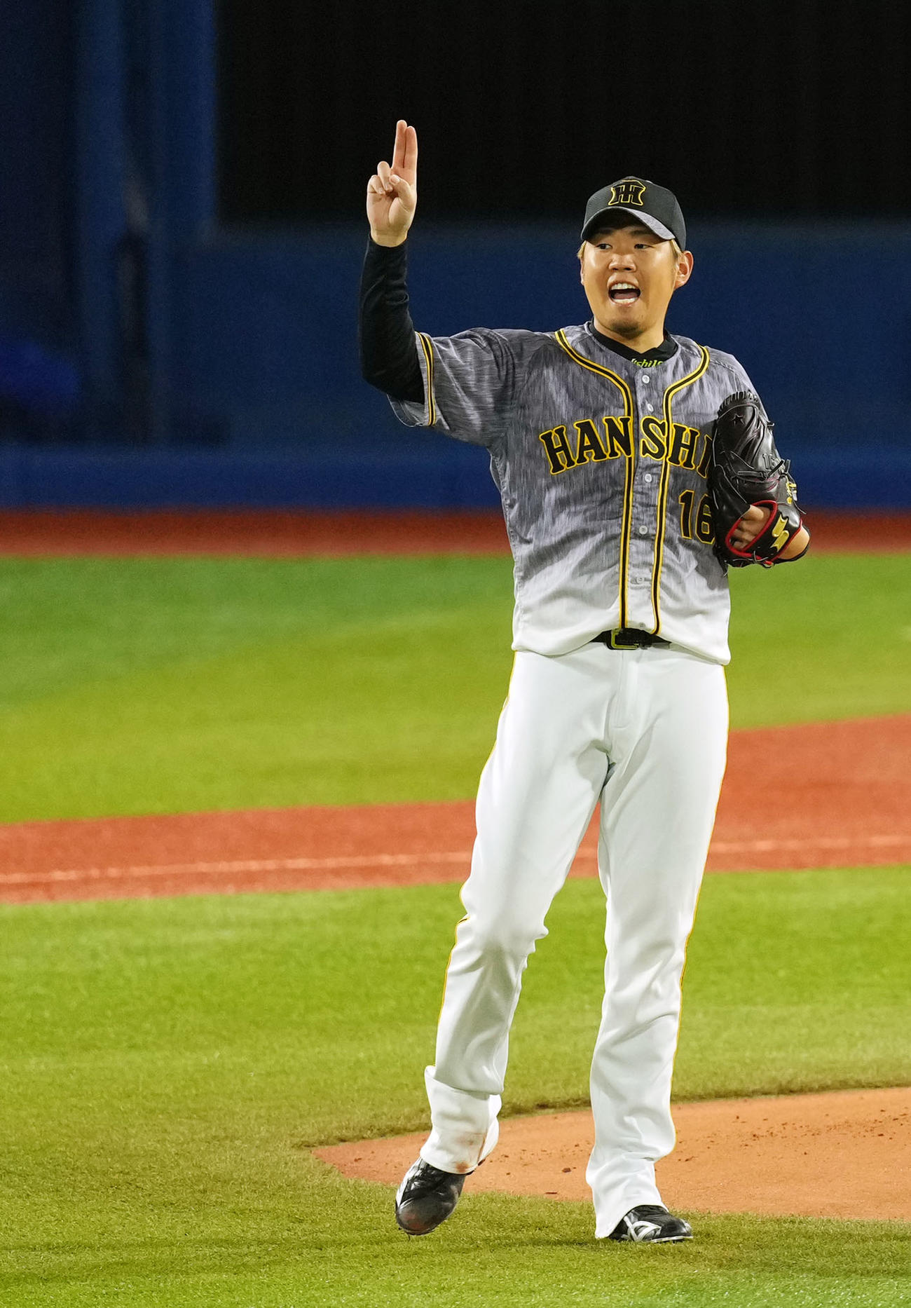 DeNA対阪神　1回裏開始前、ナインに声をかける阪神西勇（撮影・横山健太）