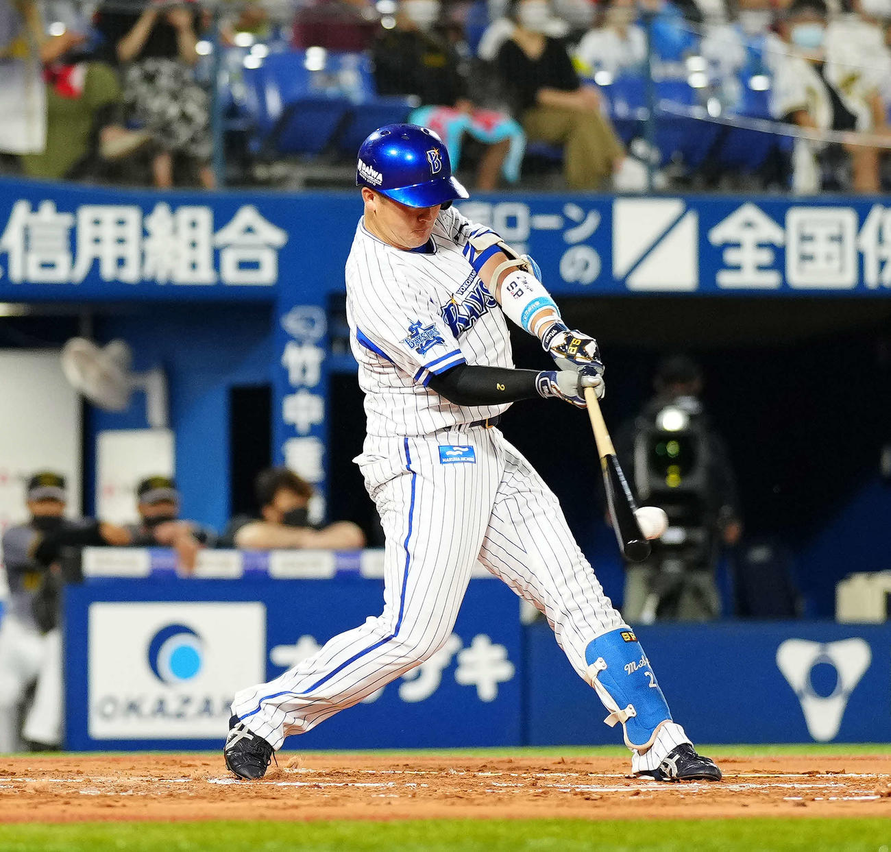 DeNA対阪神　2回裏DeNA無死、左前打を放つ牧（撮影・江口和貴）