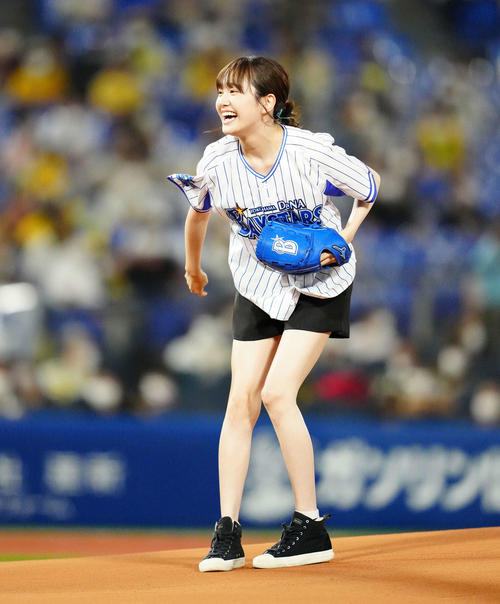 DeNA対阪神 始球式を行う尾碕真花(撮影・江口和貴)