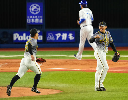 DeNA対阪神 3回裏を無失点に抑え阪神糸原(左)とタッチを交わす西勇(撮影・横山健太)