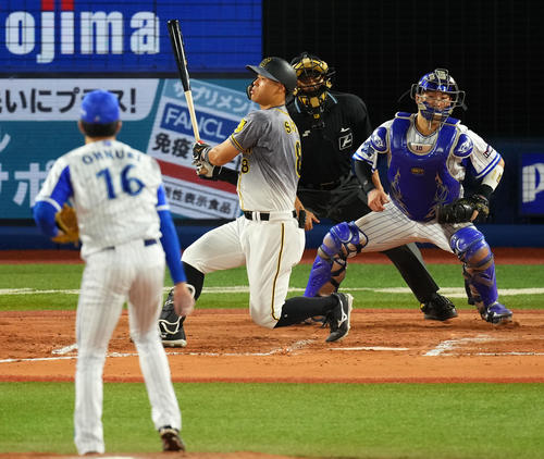 DeNA対阪神 6回表阪神無死一、二塁、三振に倒れる佐藤輝(撮影・横山健太)