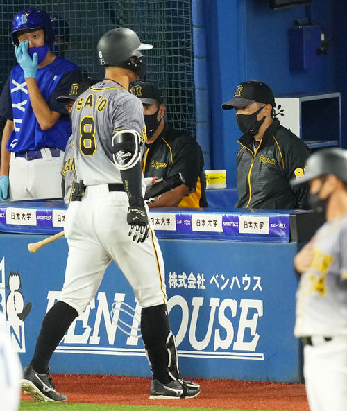 DeNA対阪神 6回表阪神無死一、二塁、三振に倒れる佐藤輝(手前)。右は矢野監督(撮影・横山健太)
