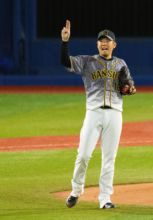 DeNA対阪神 1回裏開始前、ナインに声をかける阪神西勇(撮影・横山健太)