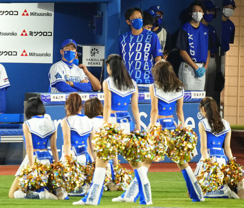 DeNA対阪神 試合前、空を見上げるDeNA三浦監督(後列左)(撮影・横山健太)