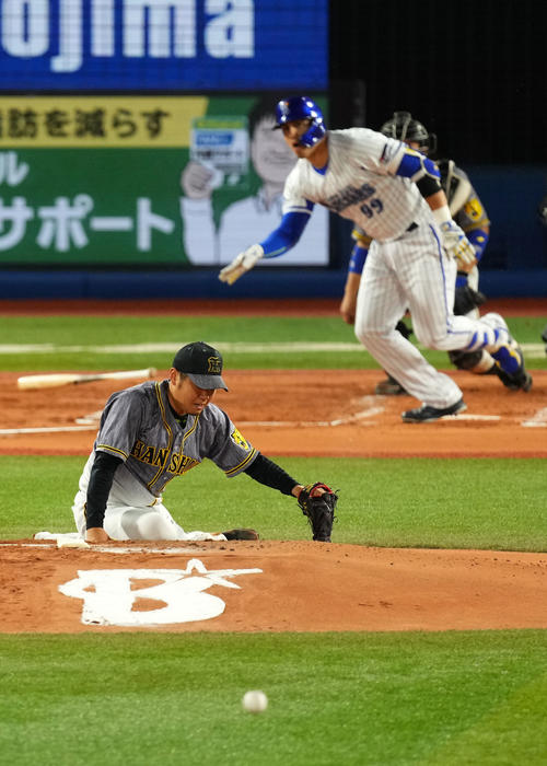 DeNA対阪神 2回裏DeNA2死、ソトに中前打を浴びる西勇(撮影・横山健太)
