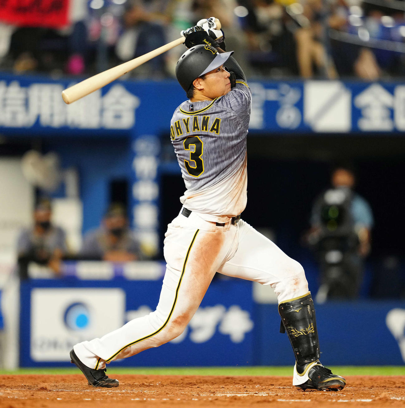DeNA対阪神　3回表阪神2死、右越えソロ本塁打を放つ大山（2021年10月5日撮影）