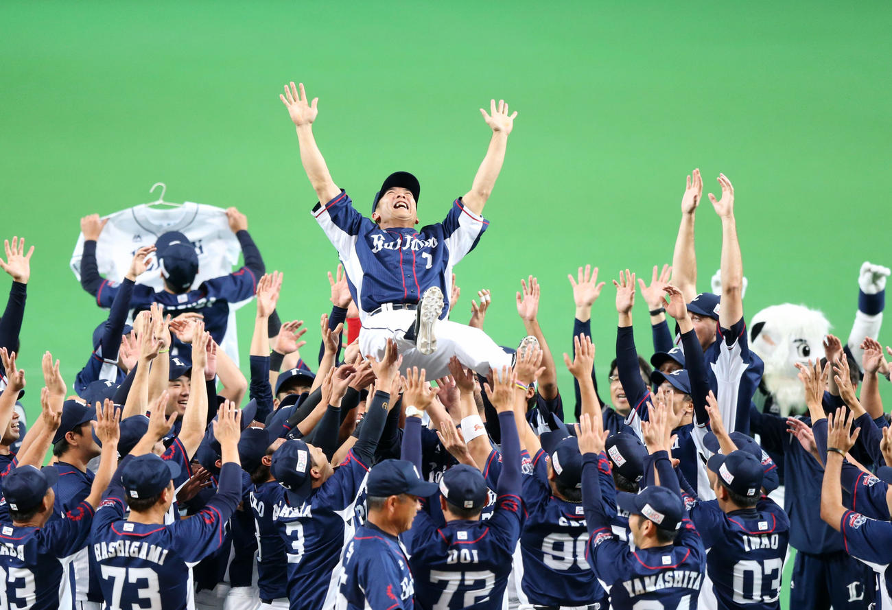 18年9月、パ・リーグ優勝を決め胴上げされる西武松井稼頭央