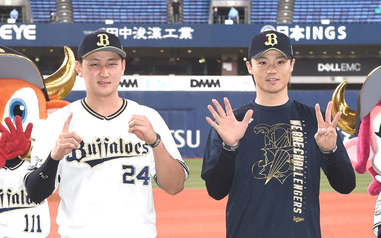 オリックス対日本ハム　10号本塁打と8勝ポーズを決める紅林（左）と山崎福（撮影・前岡正明）