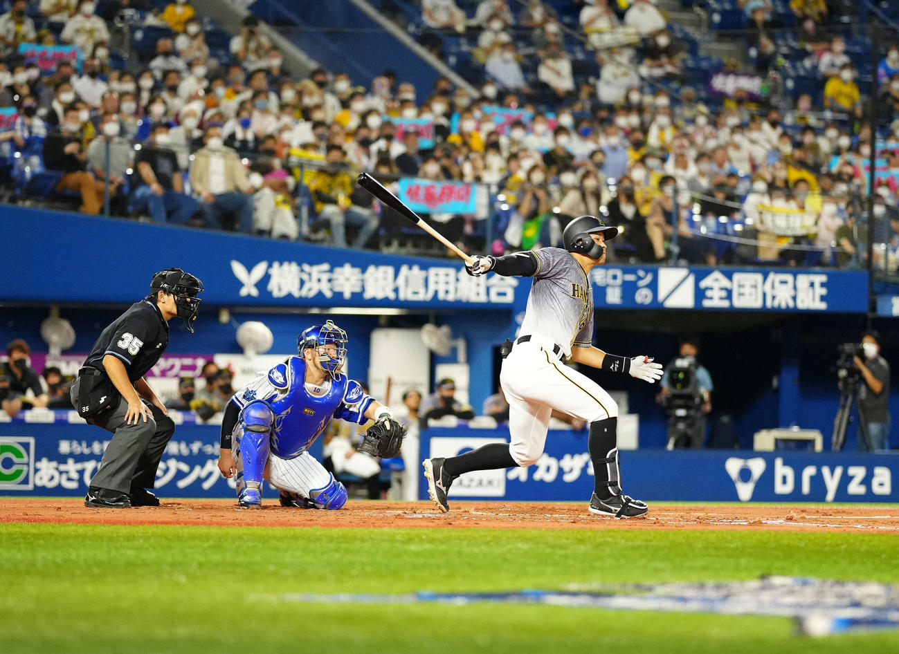 DeNA対阪神　1回表阪神2死一、二塁、右前適時打を放つ佐藤輝（撮影・江口和貴）