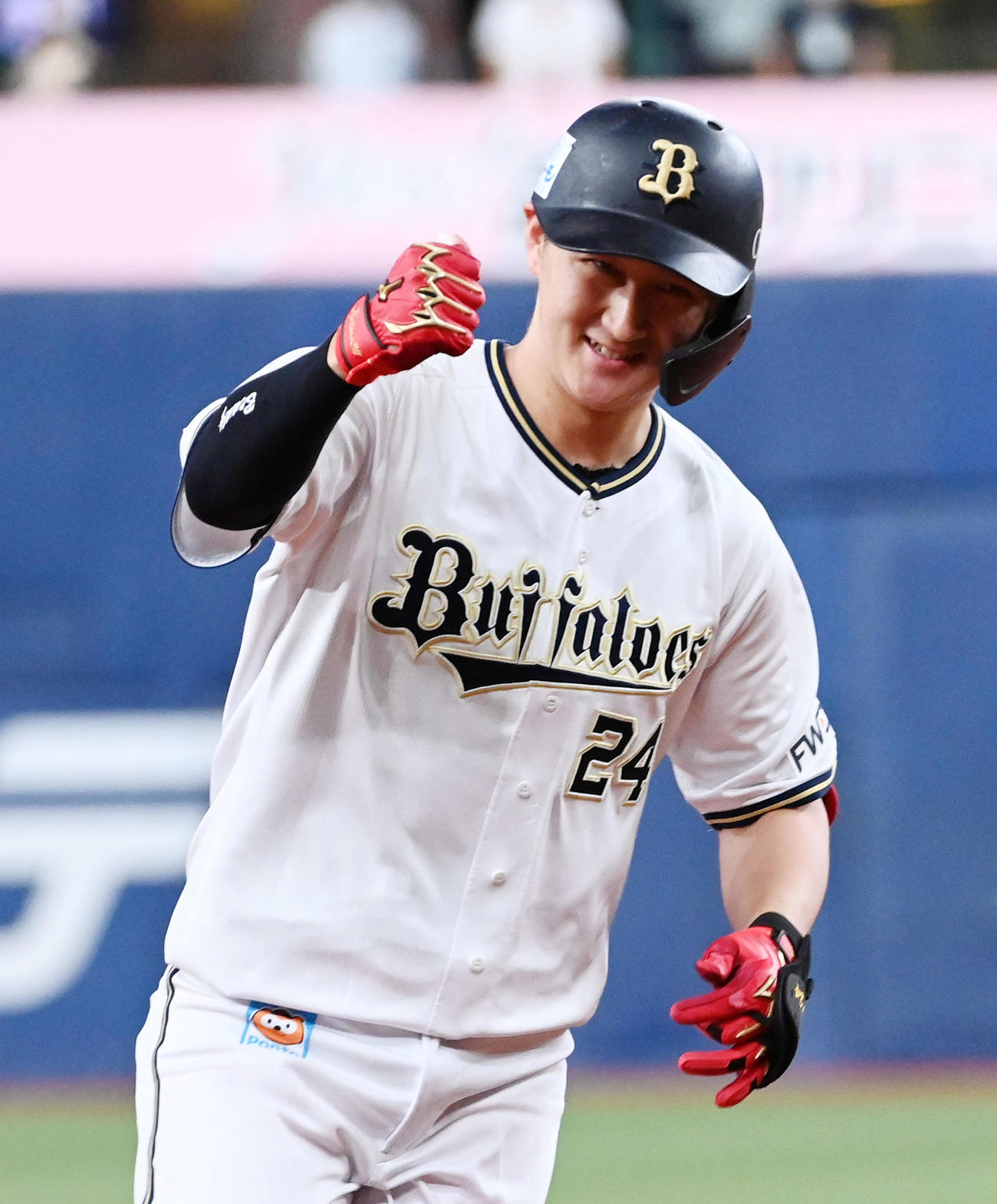 オリックス対日本ハム　1回裏オリックス1死一塁、紅林は左越え先制2点本塁打を放ちガッツポーズ（撮影・前岡正明）