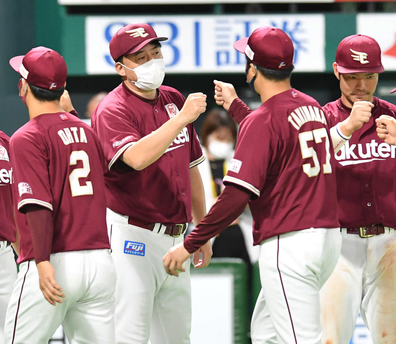 ソフトバンク対楽天　今季9勝目を挙げた滝中（右から2人目）らナインとグータッチする石井監督（撮影・岩下翔太）
