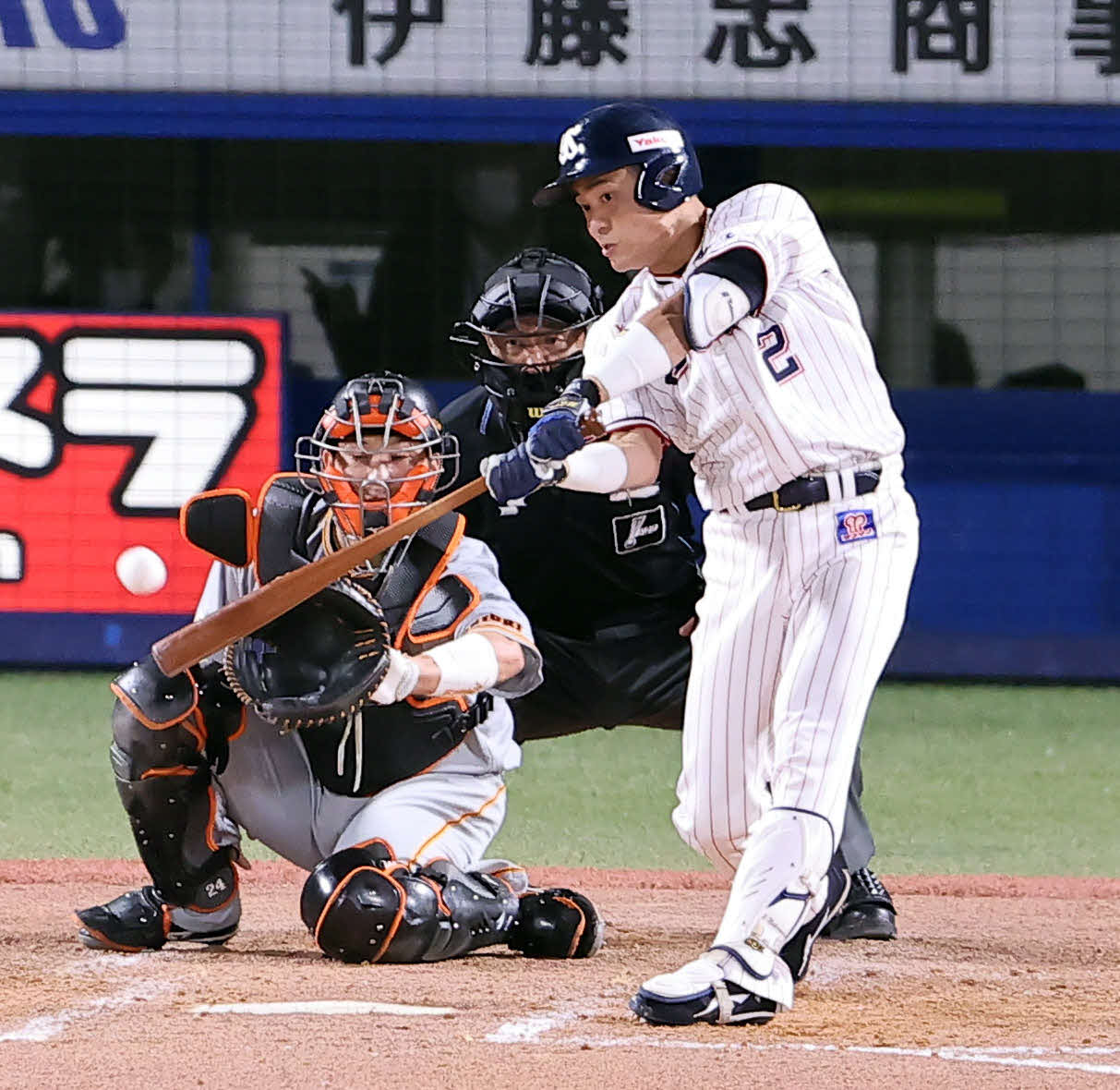 ヤクルト対巨人　5回裏ヤクルト1死一塁、中村は右適時二塁打を放つ。投手メルセデス（撮影・浅見桂子）