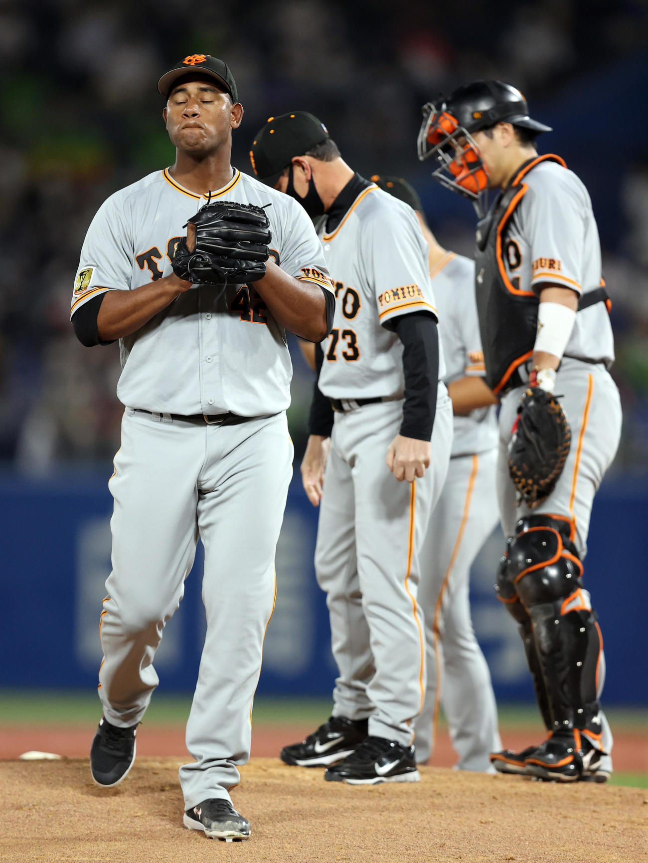 ヤクルト対巨人　6回裏途中、降板するメルセデス（撮影・狩俣裕三）
