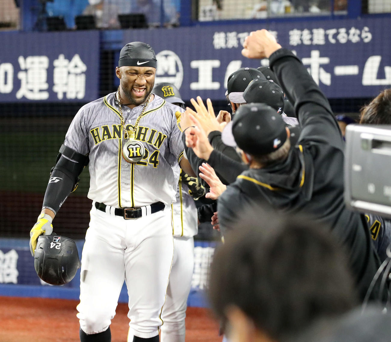 DeNA対阪　4回表阪神1死一塁、ロハスは右中間に2点本塁打を放ちベンチのナインとエアタッチ（撮影・加藤哉）