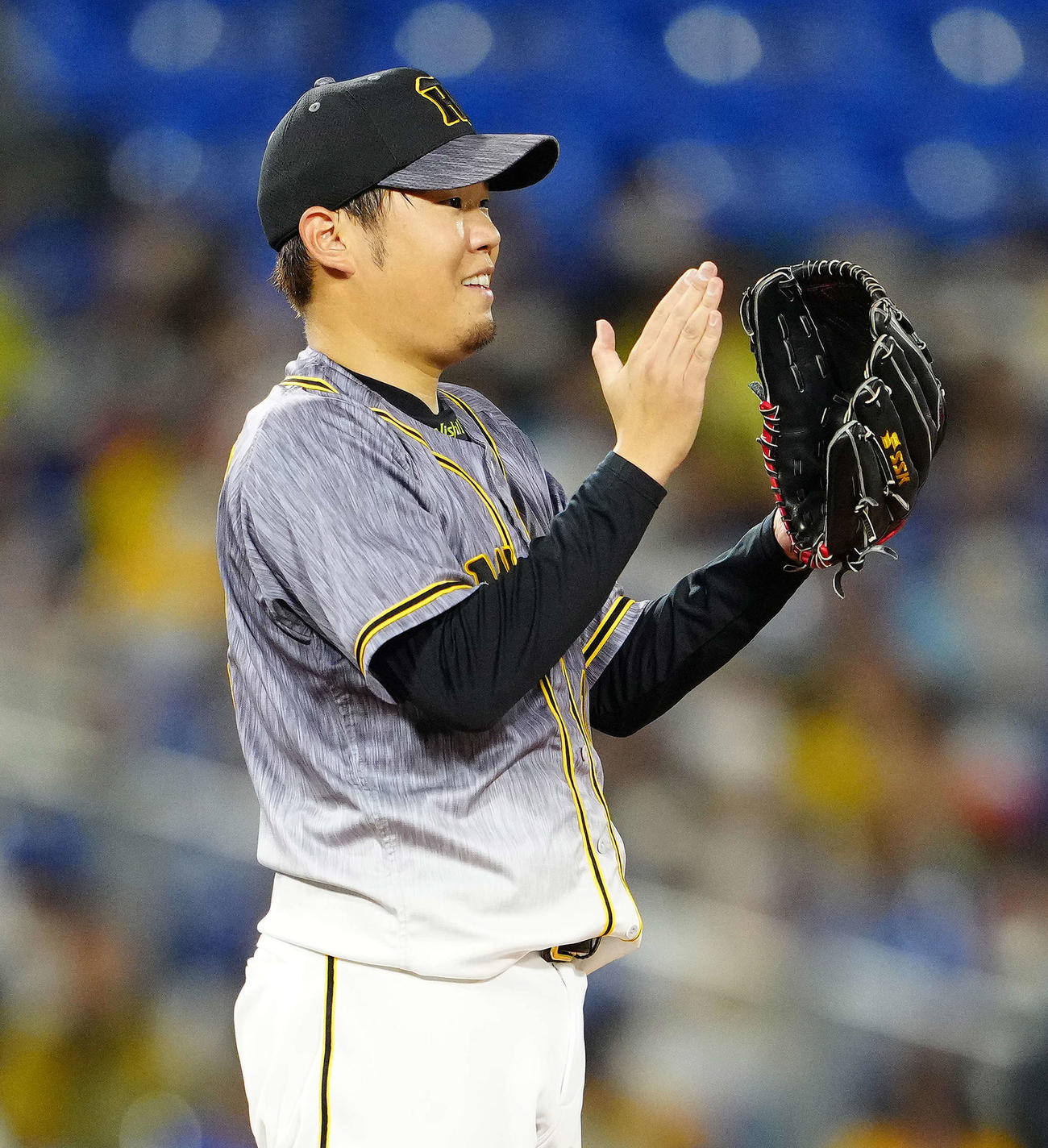 DeNA対阪神　3回裏DeNA2死一塁、好守で佐野を二ゴロとした糸原に拍手する西勇（撮影・江口和貴）
