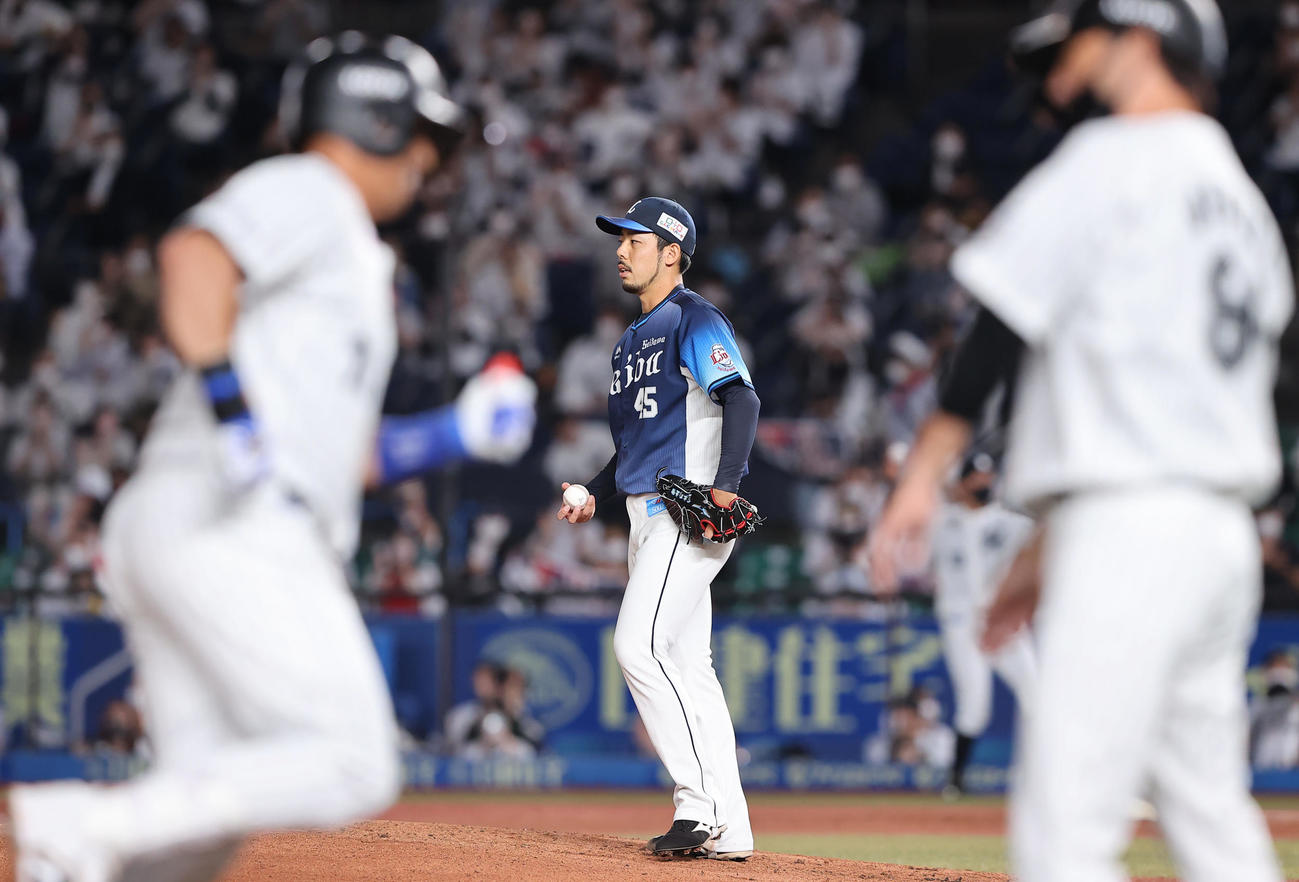 ロッテ対西武　1回裏ロッテ2死、マーティン（左）にソロ本塁打を浴びる本田（撮影・垰建太）