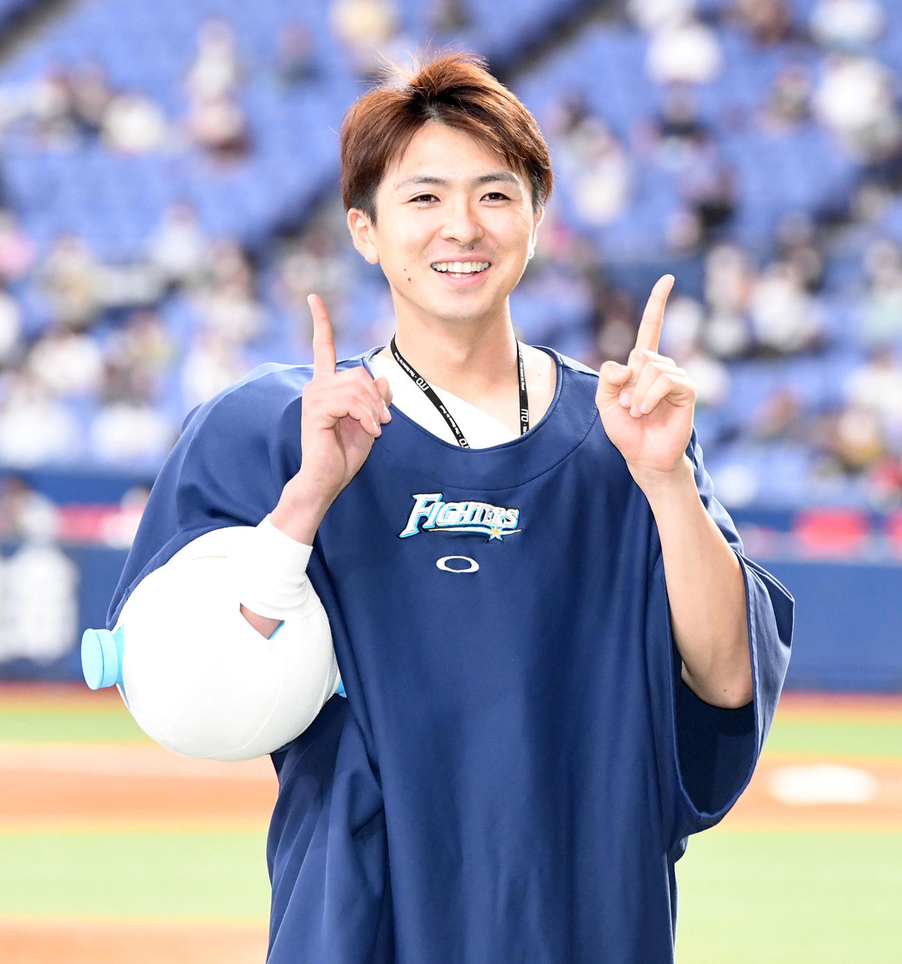 オリックス対日本ハム　笑顔で11勝ポーズを決める上沢（撮影・前岡正明）