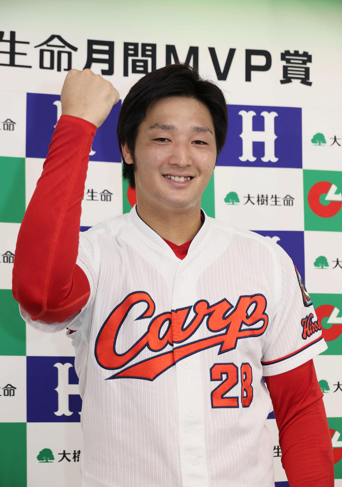 9月の月間MVPを受賞し、バリバリバリのポーズを決める広島床田（撮影・加藤孝規）