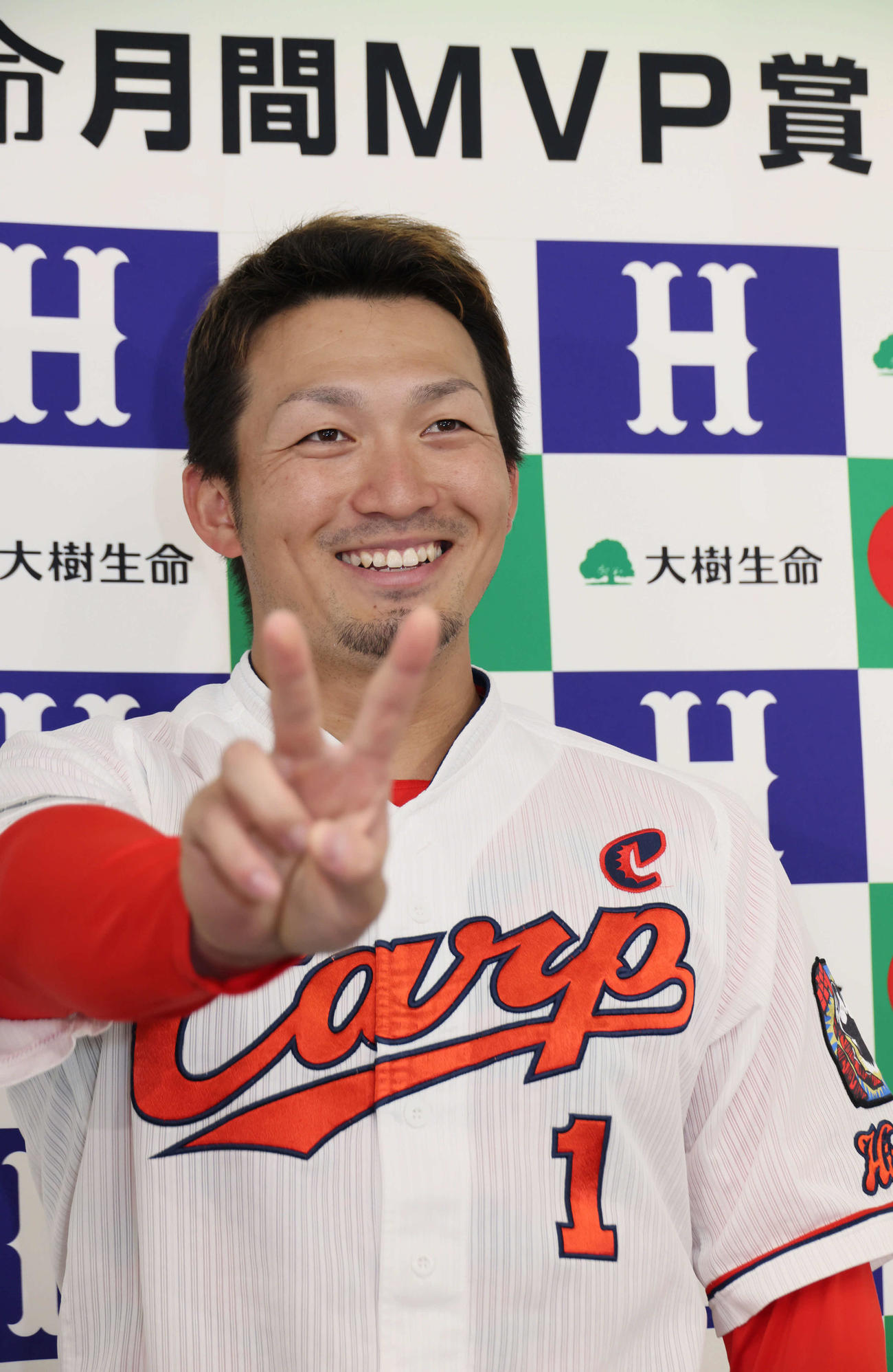 連続で月間MVPを受賞し、ポーズを決める広島鈴木誠（撮影・加藤孝規）