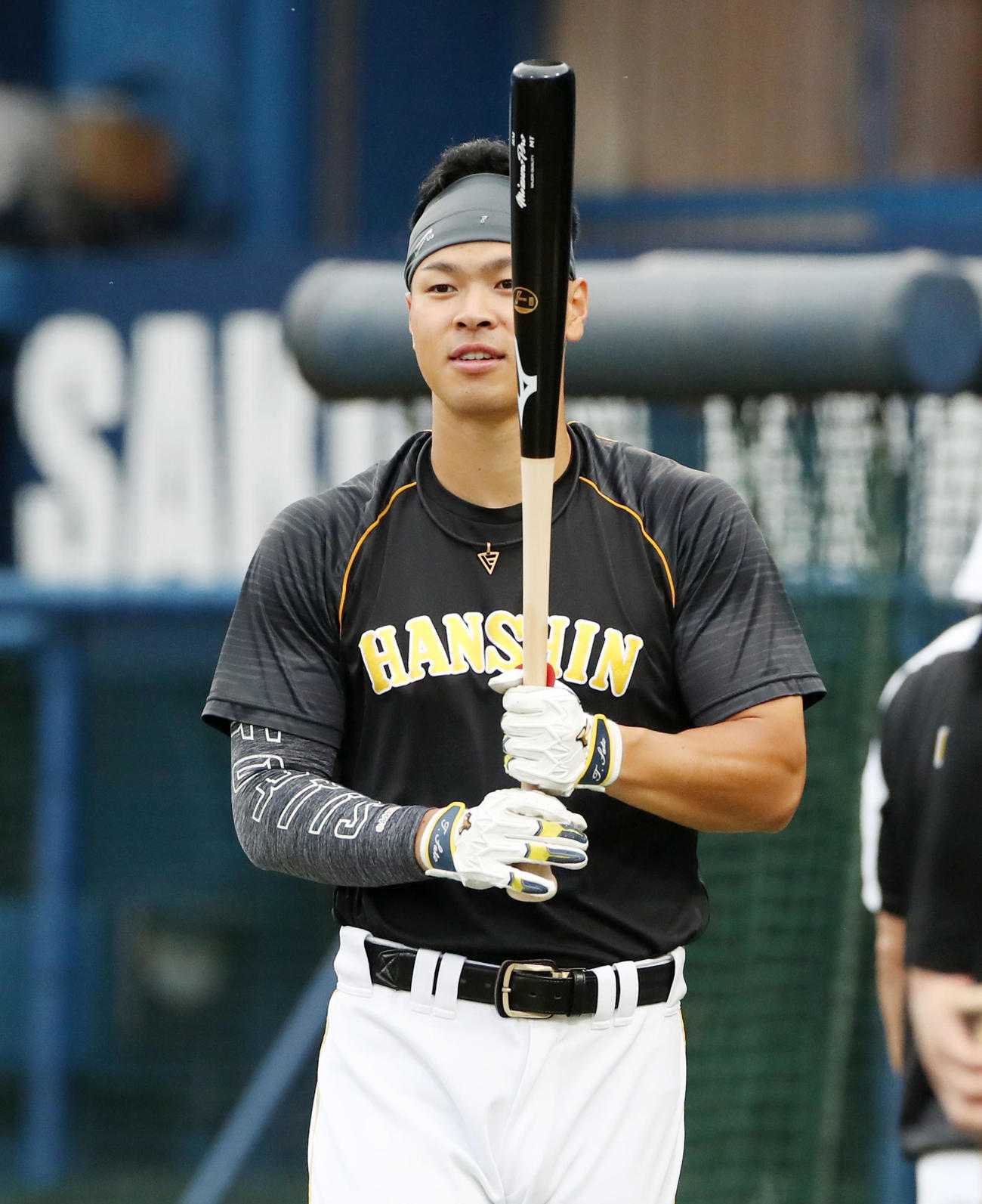 DeNA対阪　バットを持つ佐藤輝（撮影・加藤哉）