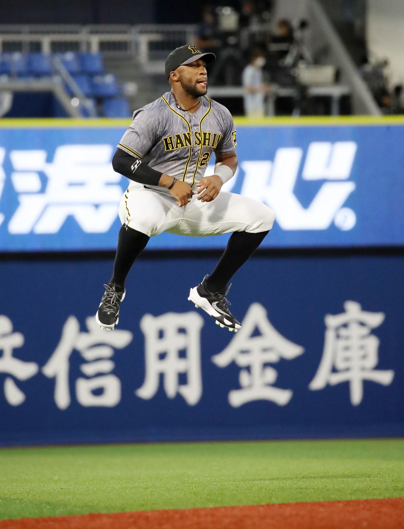 DeNA対阪　試合前ジャンプするロハス（撮影・加藤哉）