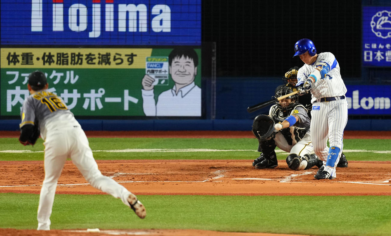 DeNA対阪神　2回裏DeNA無死、左前打を放つ牧（撮影・横山健太）