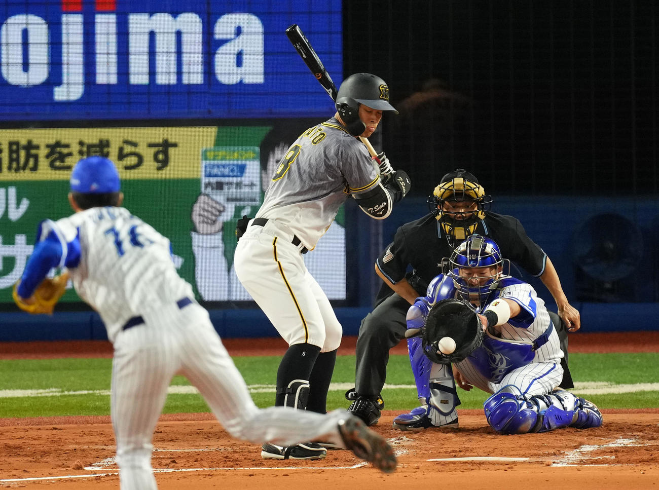 DeNA対阪神　2回表阪神2死、見逃し三振に倒れる佐藤輝（撮影・横山健太）