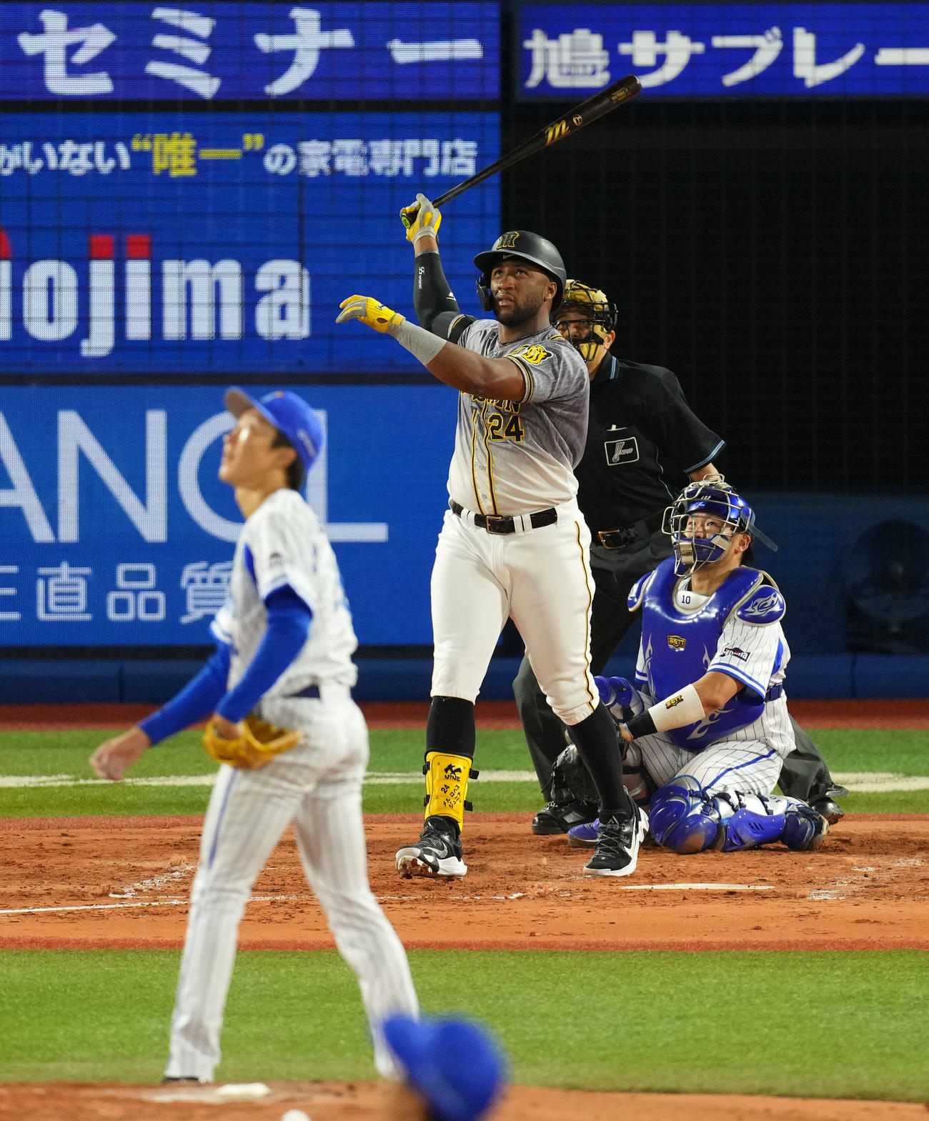 DeNA対阪神　4回表阪神1死一塁、右中間へ先制の2点本塁打を放つロハス（撮影・横山健太）