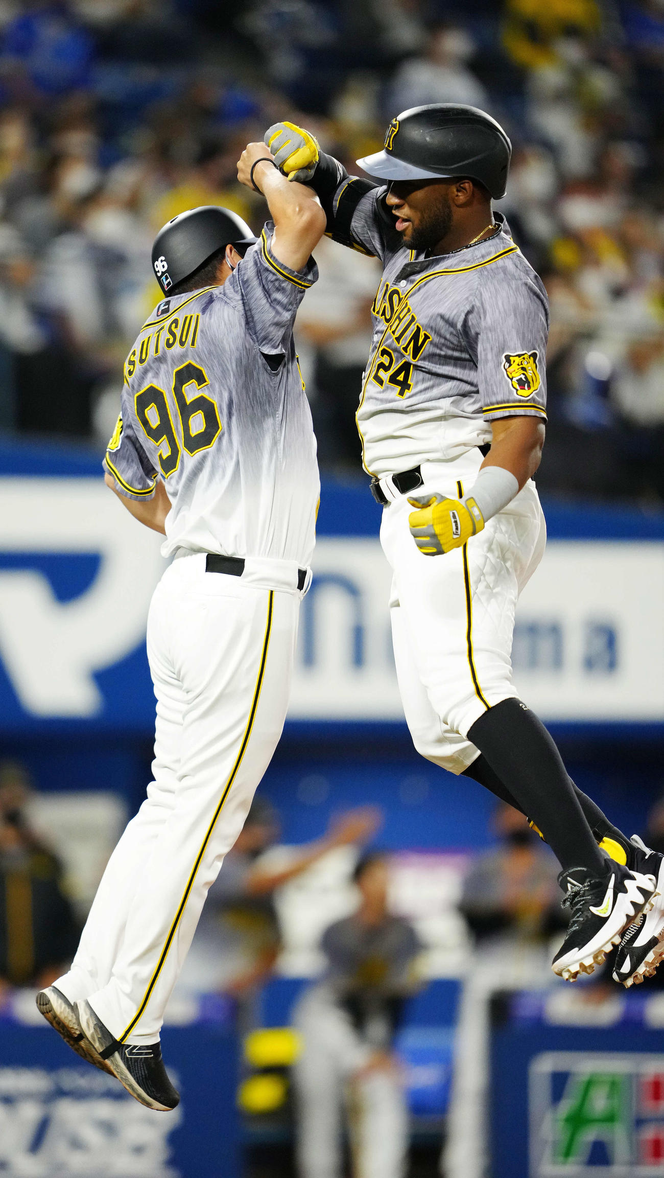 DeNA対阪神　4回表阪神1死一塁、先制2点本塁打を放ち、筒井一塁ベースコーチ（左）と生還後にタッチをかわすロハス（撮影・江口和貴）