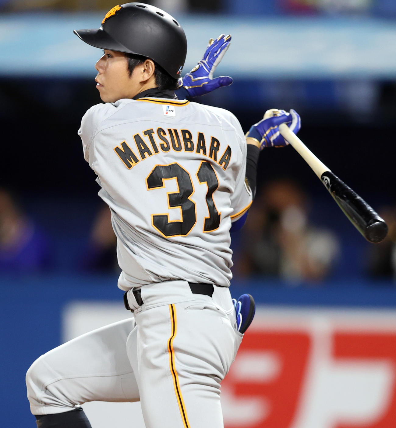 ヤクルト対巨人　5回表巨人1死、左前打を放つ松原（撮影・狩俣裕三）