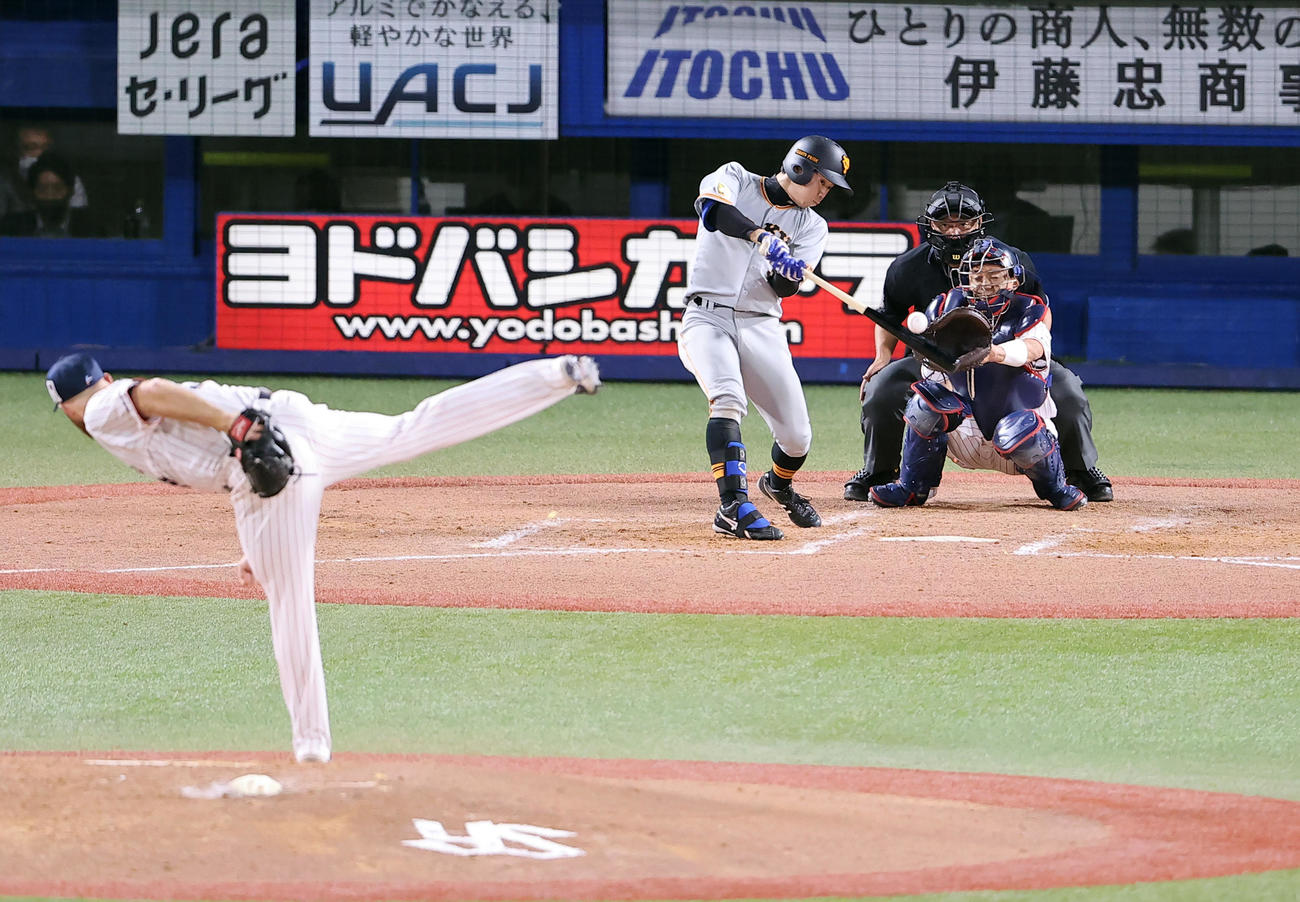 ヤクルト対巨人　5回表巨人1死、松原は左前打を放つ。投手サイスニード（撮影・浅見桂子）