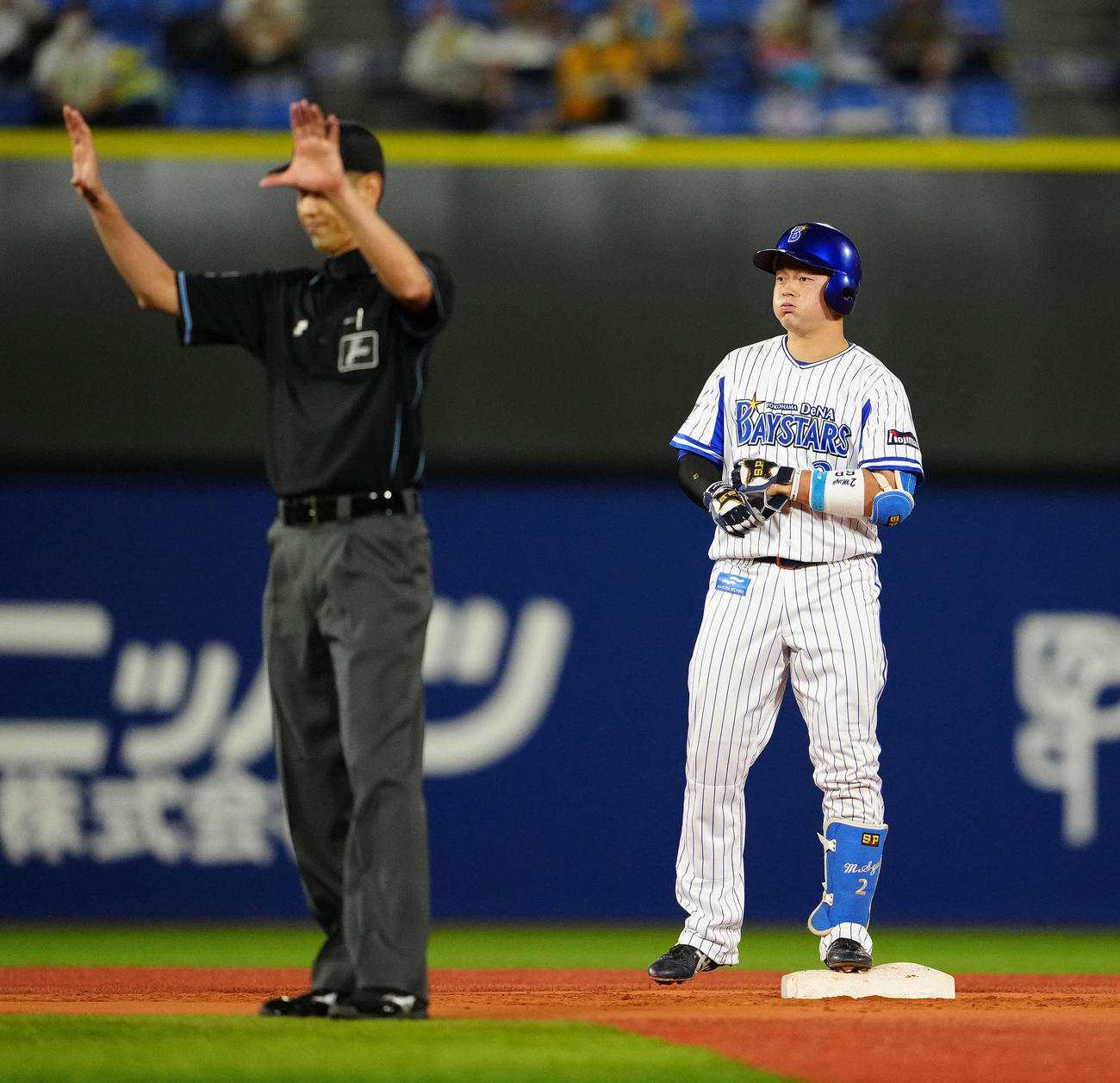 DeNA対阪神　4回裏DeNA無死一塁、二塁打を放った牧（右）（撮影・江口和貴）