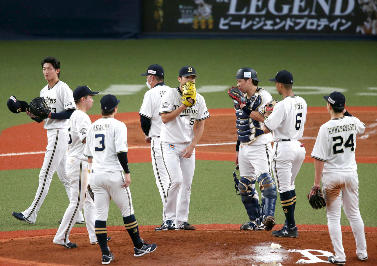 オリックス対日本ハム　3回表日本ハム2死満塁、山崎颯（左）は山田（右から4人目）にマウンドを託し降板する（撮影・上山淳一）