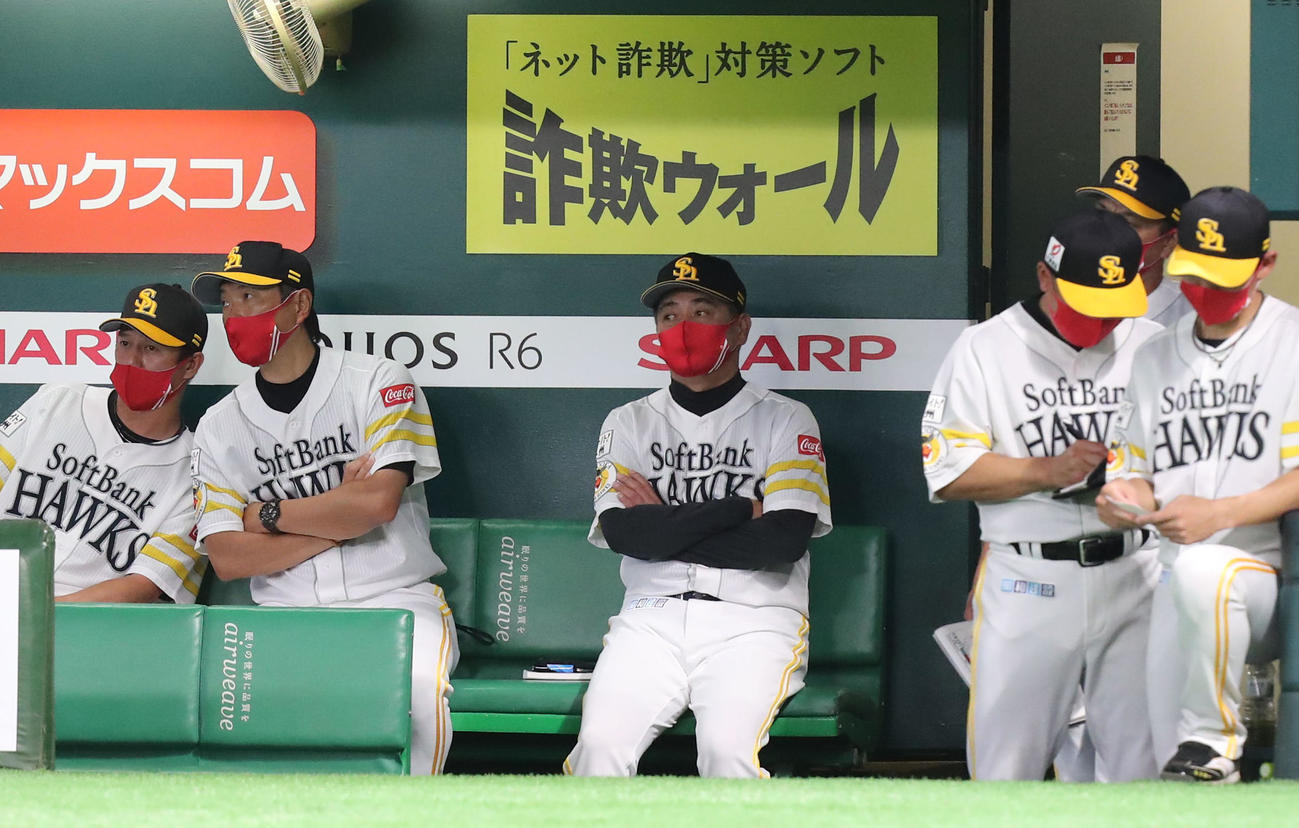 ソフトバンク対楽天　ベンチで戦況を見守る工藤監督（撮影・梅根麻紀）