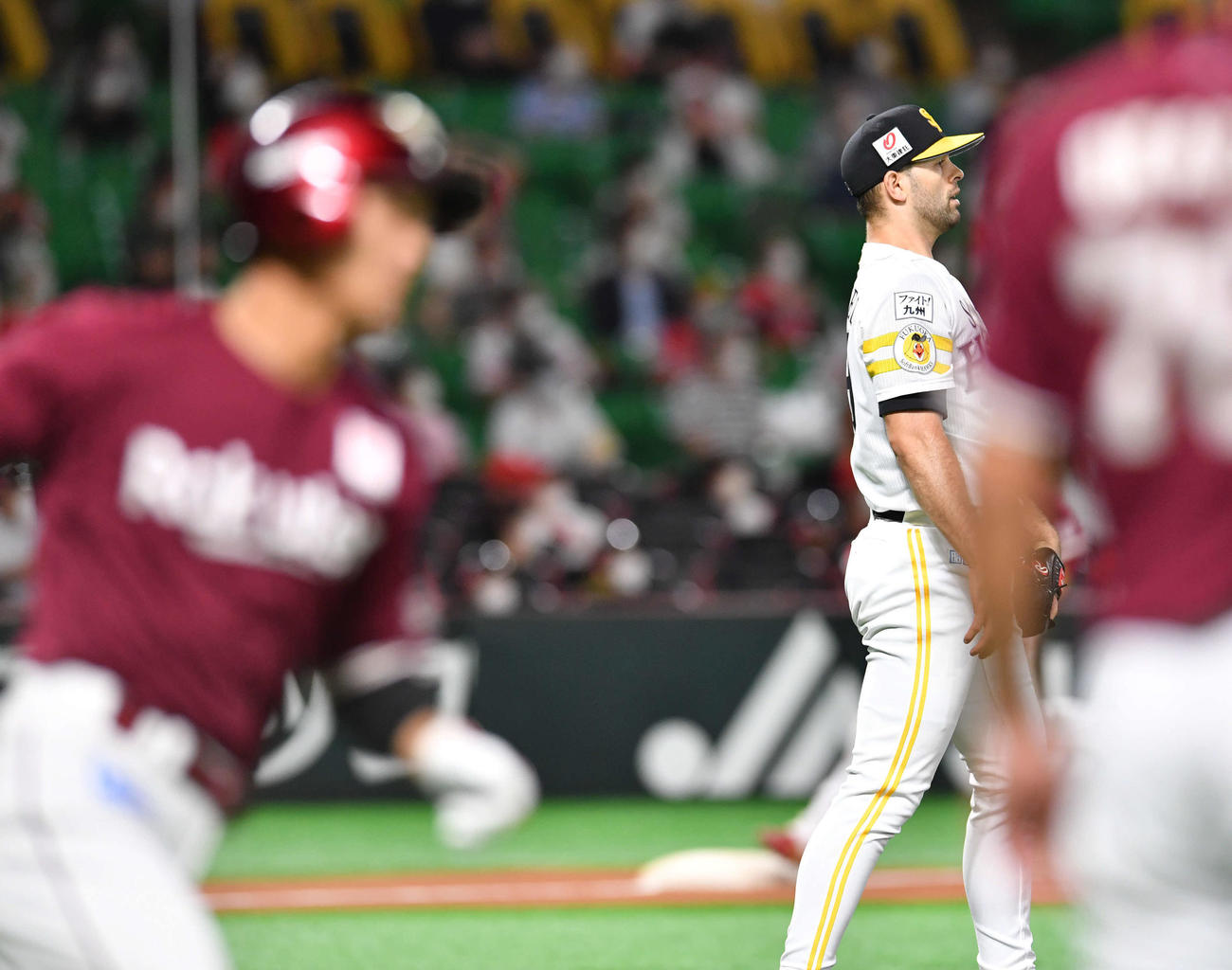 ソフトバンク対楽天　7回表楽天2死一、二塁、岡島（左）に右中間へ2点適時二塁打を打たれたマルティネス（撮影・岩下翔太）