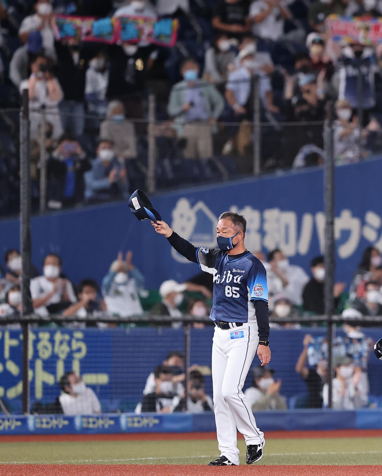 ロッテ対西武　ZOZOマリンスタジアムでの今季最終戦を終えファンにあいさつする西武辻監督（撮影・垰建太）