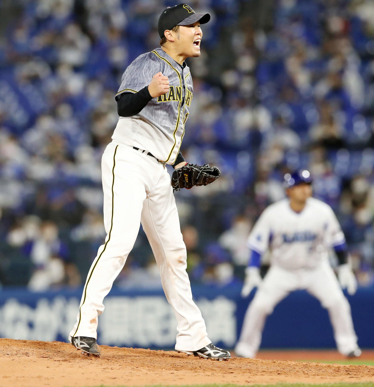 DeNA対阪　6回裏DeNA2死一塁、ソトを三振に仕留めガッツポーズする西勇（撮影・加藤哉）