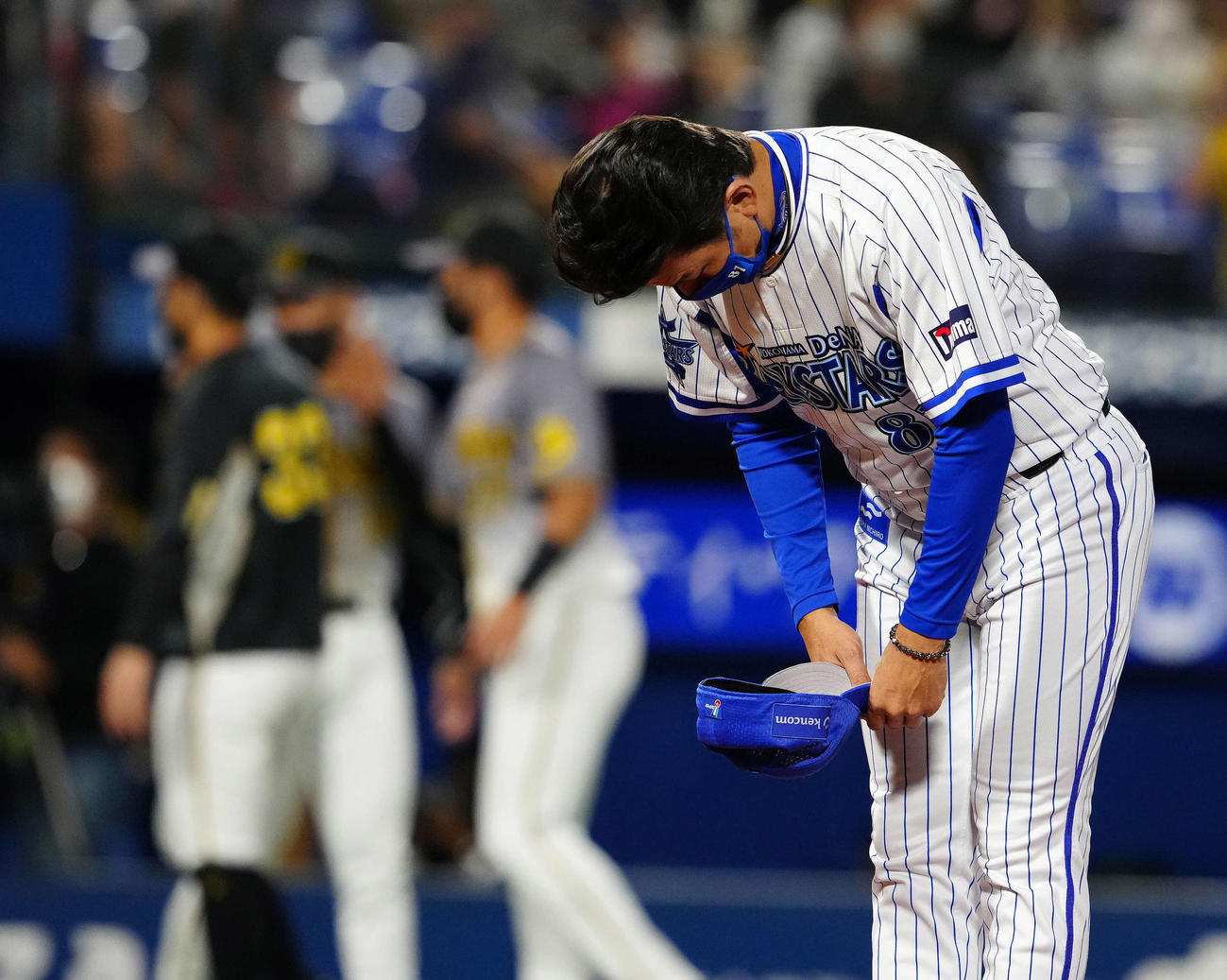DeNA対阪神　阪神に敗れ、ファンにあいさつするDeNA三浦監督（撮影・江口和貴）