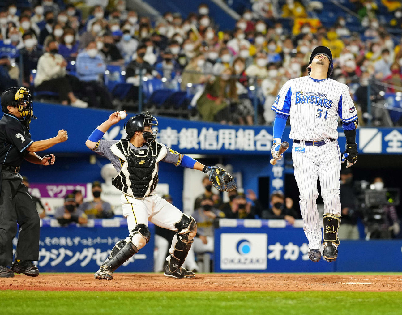 DeNA対阪神　9回裏DeNA1死、見逃し三振に倒れ、納得いかない表情でジャンプする宮崎（撮影・江口和貴）