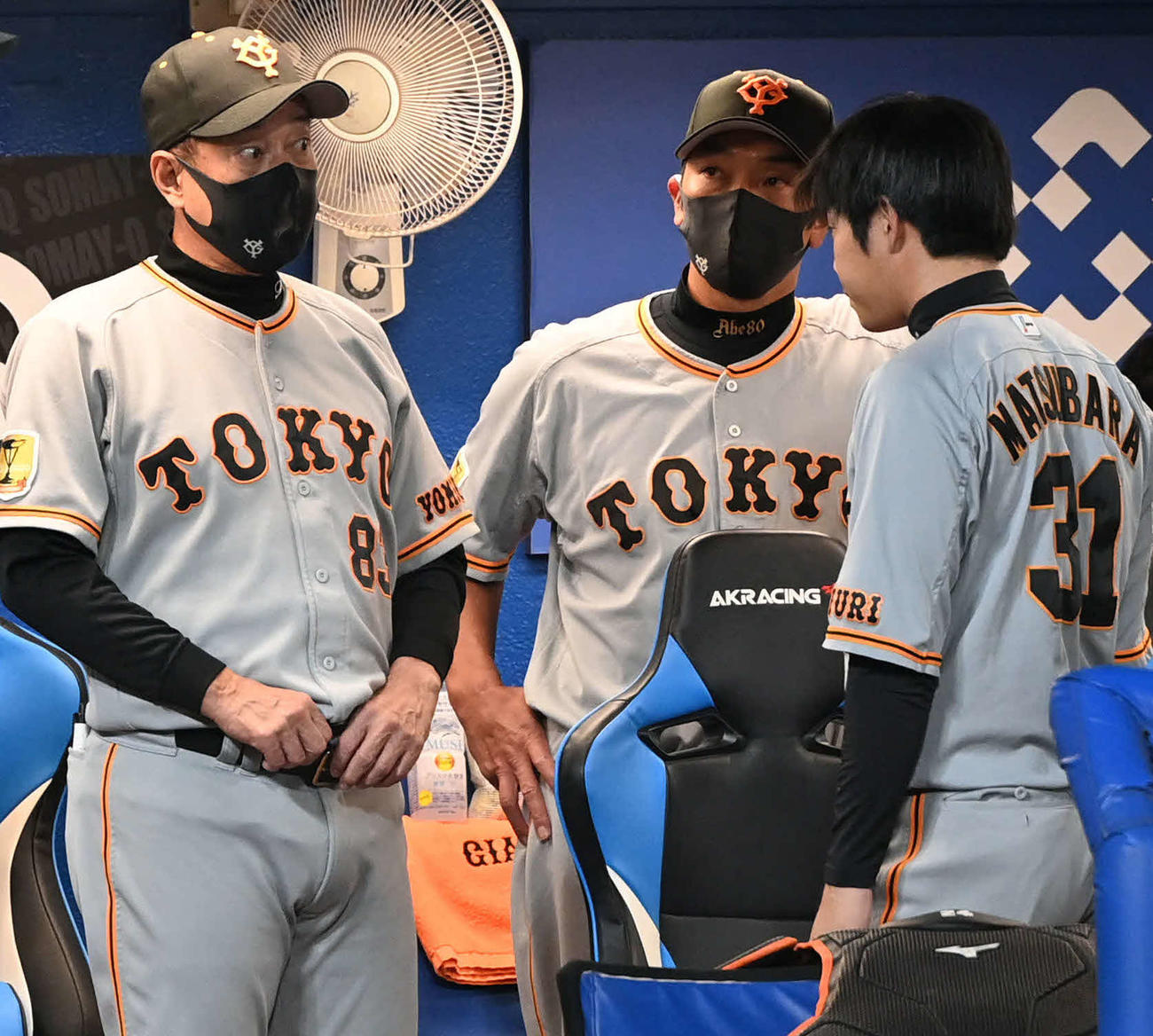 ヤクルト対巨人　2回表の攻撃を前に巨人原監督（左）は松原（右）に話しかける。中央は阿部作戦コーチ（撮影・山崎安昭）