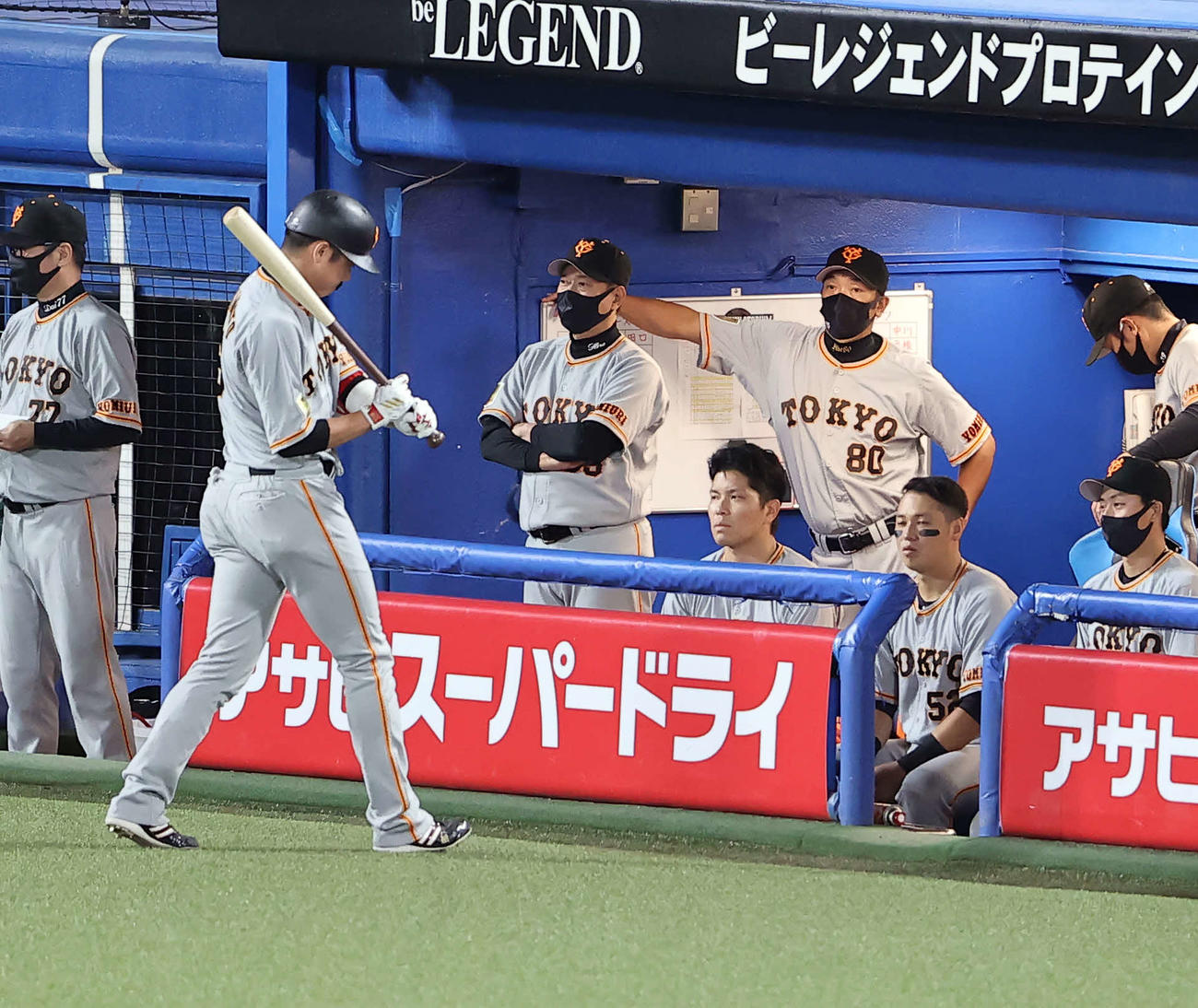 ヤクルト対巨人　3回表巨人1死一塁、坂本（手前）が空振り三振に倒れ、厳しい表情の原監督（中央）。右は阿部作戦コーチ（撮影・浅見桂子）
